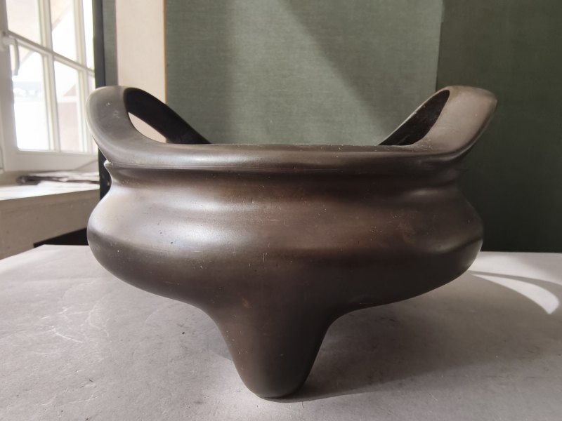 A tripod bronze incense burner with handles on the rim - 图8