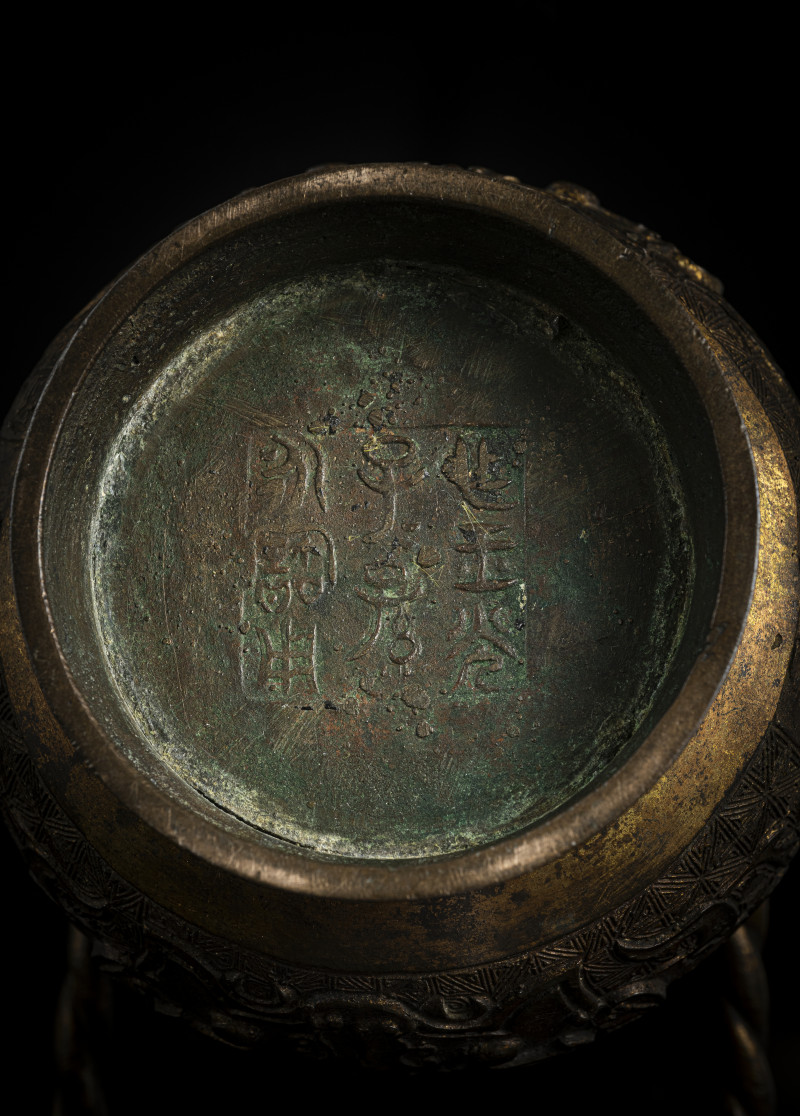 A bronze vessel 'hu' in archaic style with partial gilding - 图4