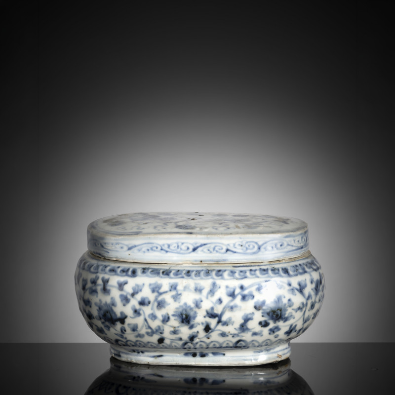 An underglaze blue decorated box and cover for writing utensils made of porcelain for the Ottoman market with insert