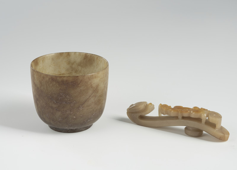 Three carvings made of jade or agate, including a caramel-coloured jade cup and a belt hook - 图2