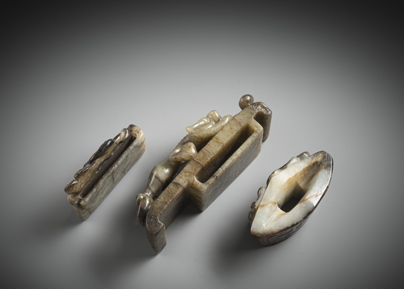 Two sword slides and a belt buckle made of jade, each with chilong in relief - 图3