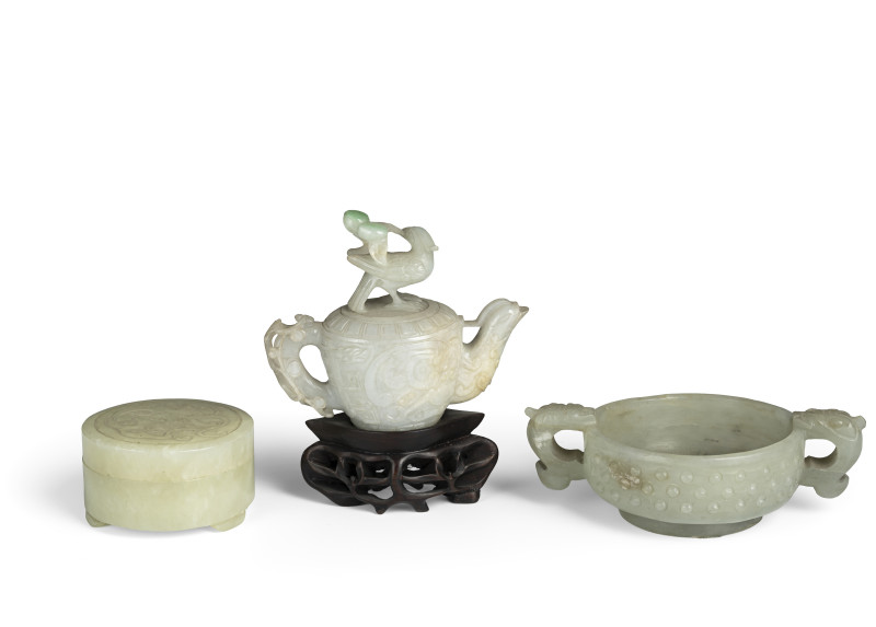 A carved jade box and cover, jadeite miniature ewer and cover and jade handled bowl with burl decoration, one wooden stand - 图2