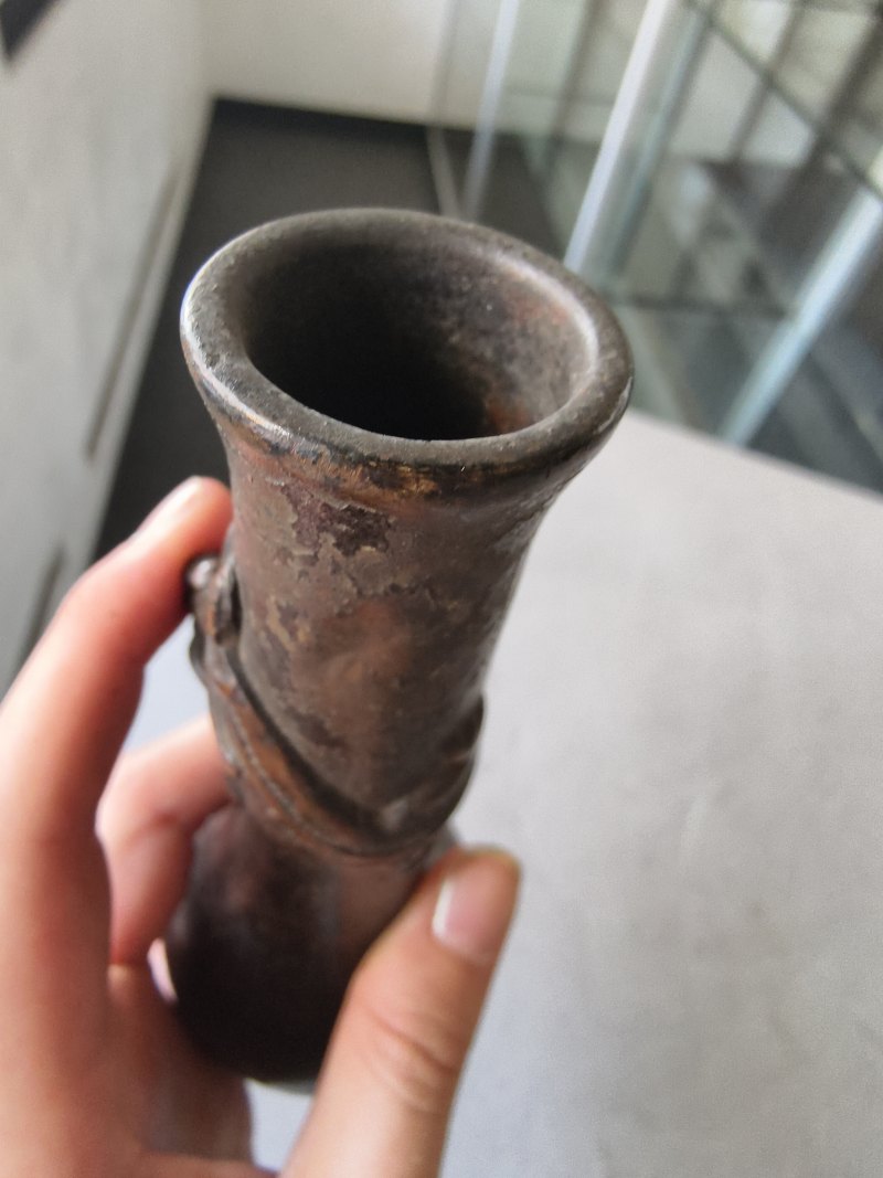A group of three bronze vases - 图12