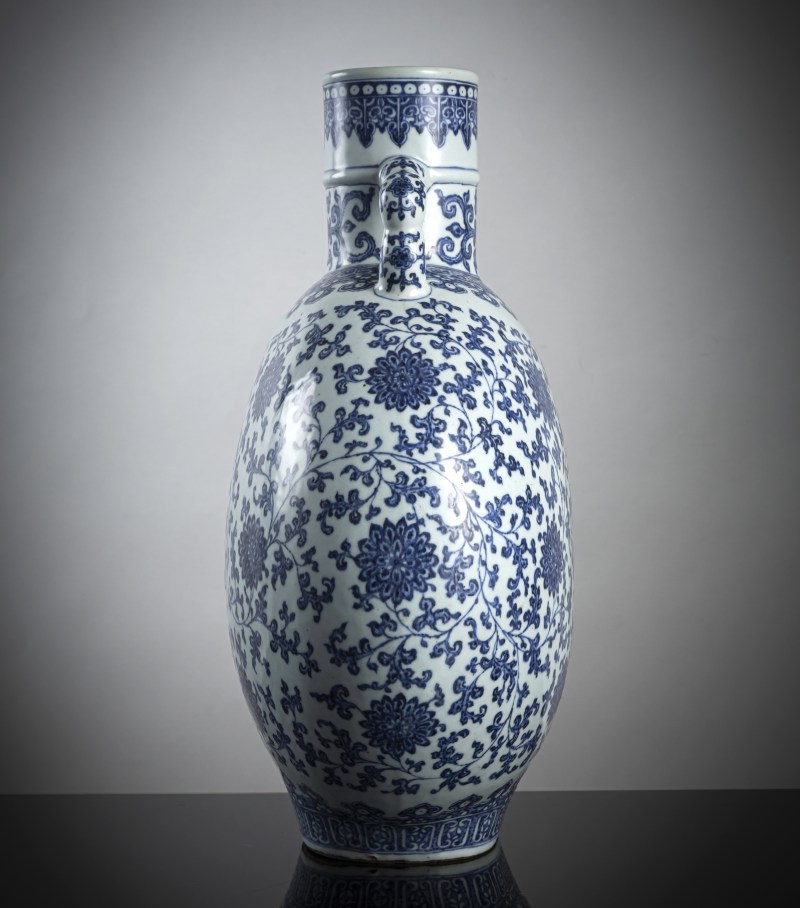 A large and rare underglaze blue decorated porcelain 'moonflask' - 图3