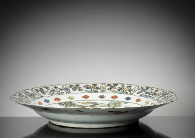 A large 'Famille verte' porcelain plate featuring ikebana arrangements and vases with flowers - 图2