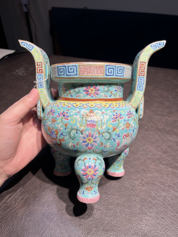 清嘉庆 松绿地洋彩莲托八宝纹朝天耳炉 - 图9