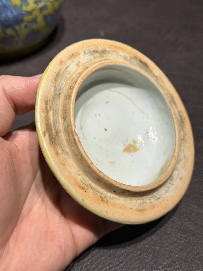 明嘉靖 黄地青花缠枝莲纹盖罐 - 图9