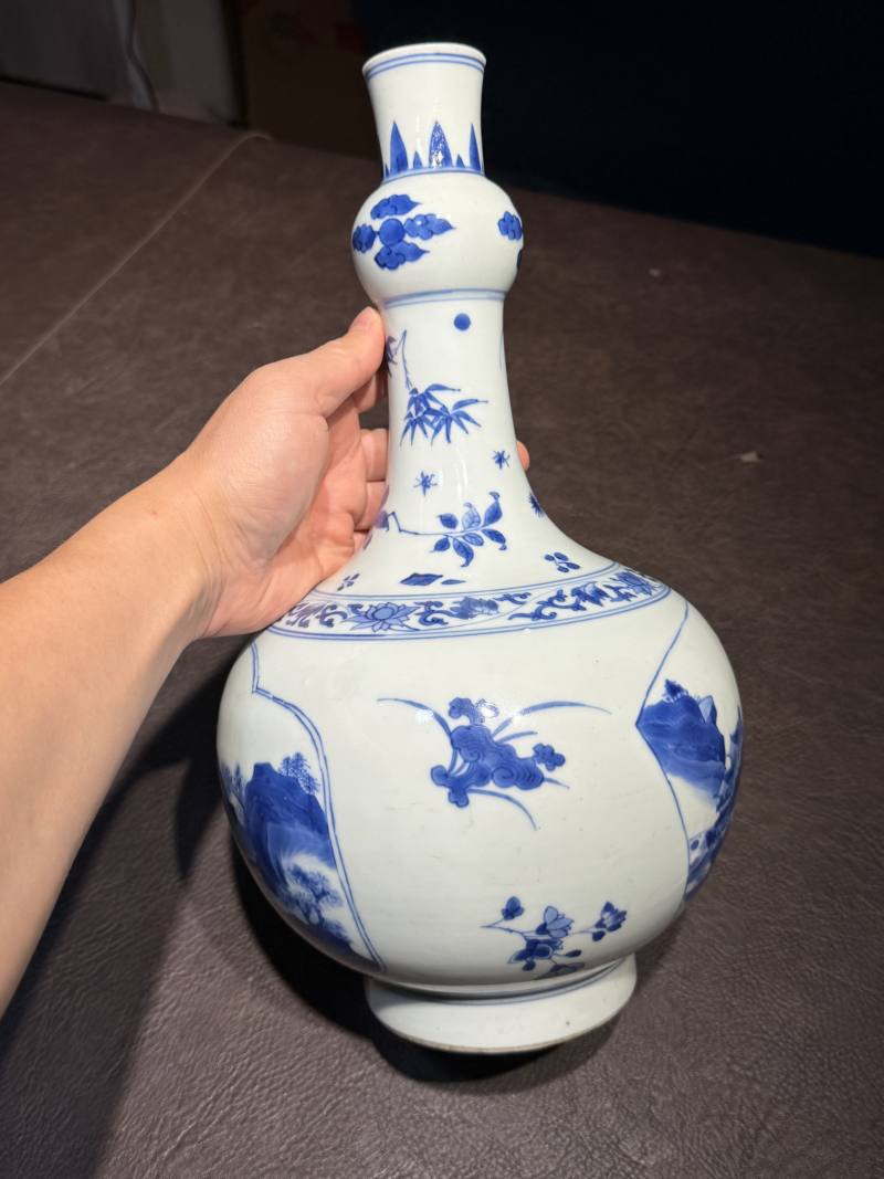 明崇祯 青花开光山水图长颈瓶 - 图7