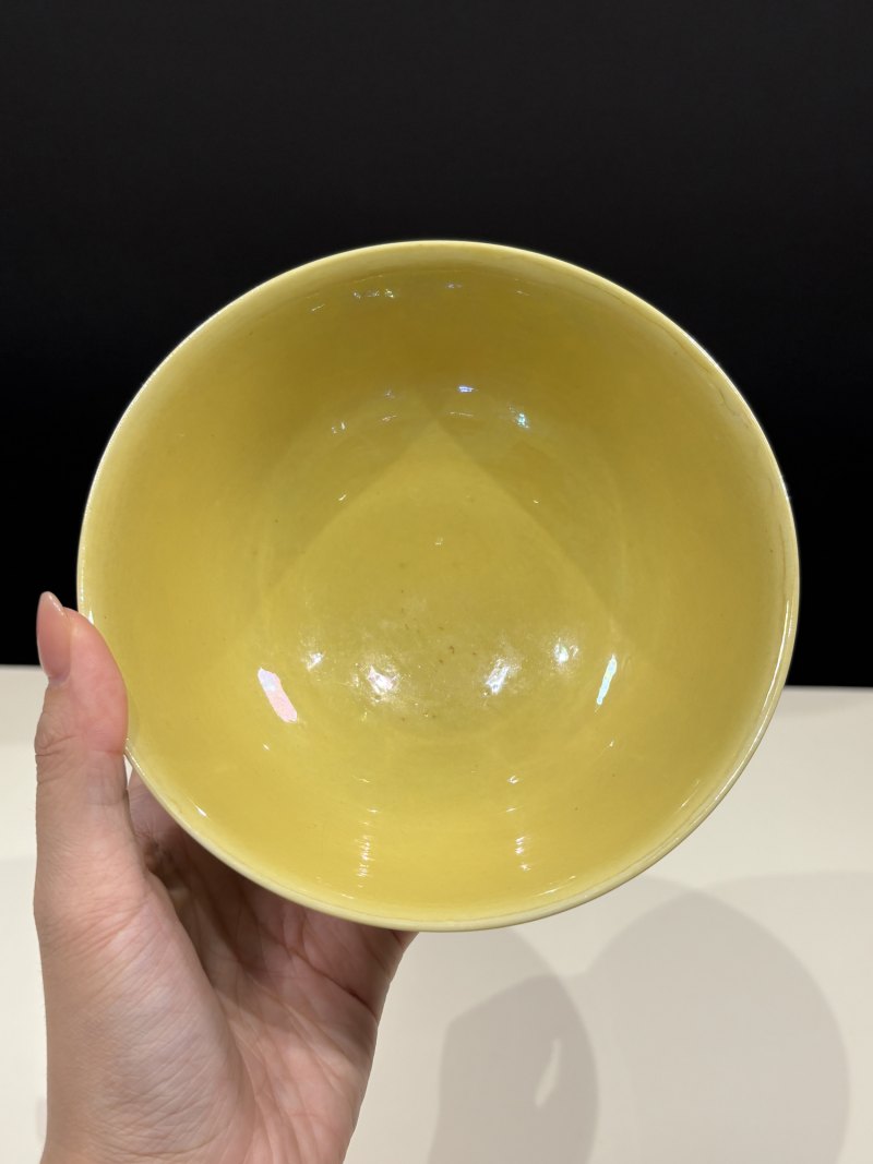 清雍正 黄地绿彩婴戏图碗 - 图5