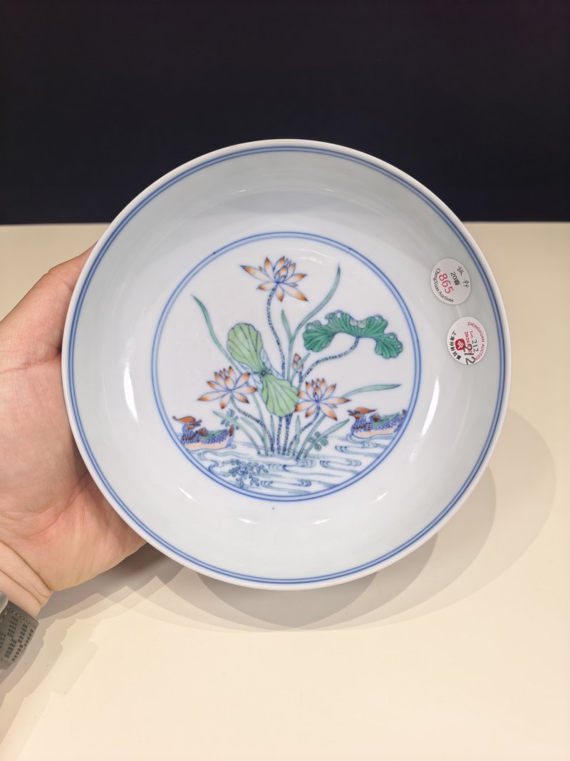 清雍正 斗彩鸳鸯荷塘图卧足盘一对 - 图3