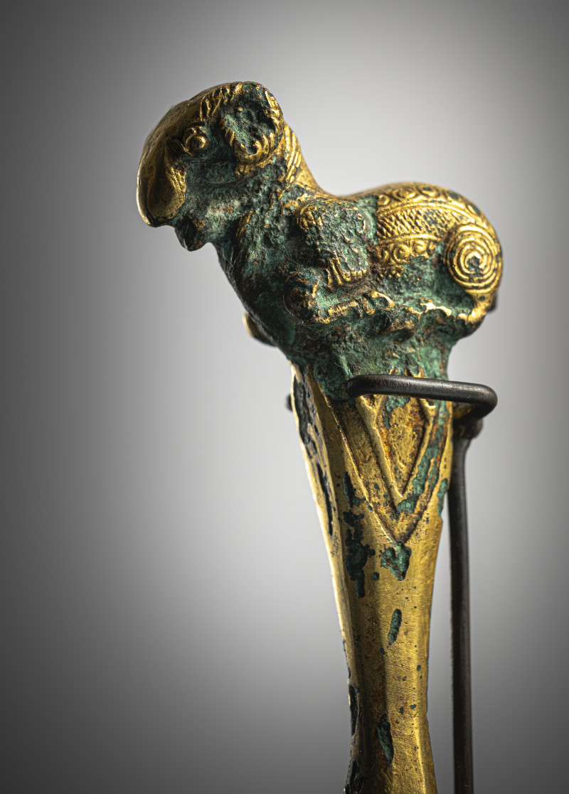 A RARE GILT-BRONZE 'RAM' ZITHER TUNING KEY - 图3