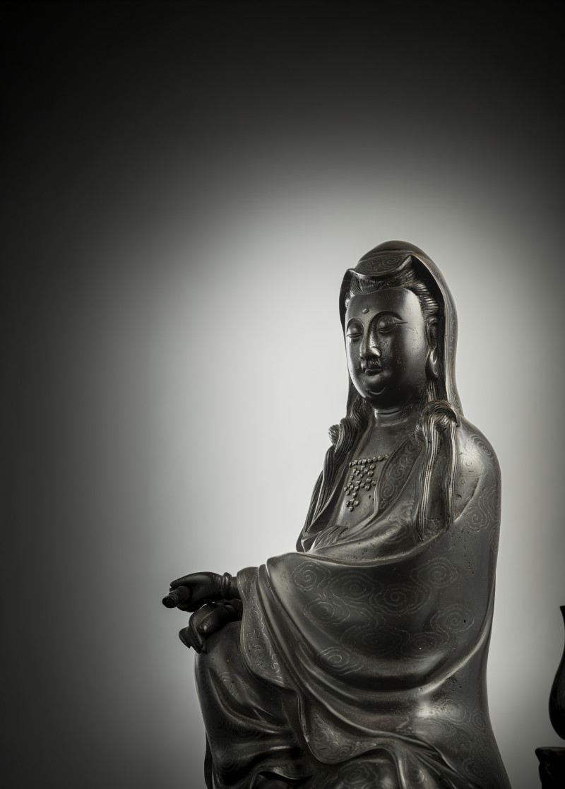 A FINE SILVER-INLAID BRONZE FIGURE OF GUANYIN - 图3
