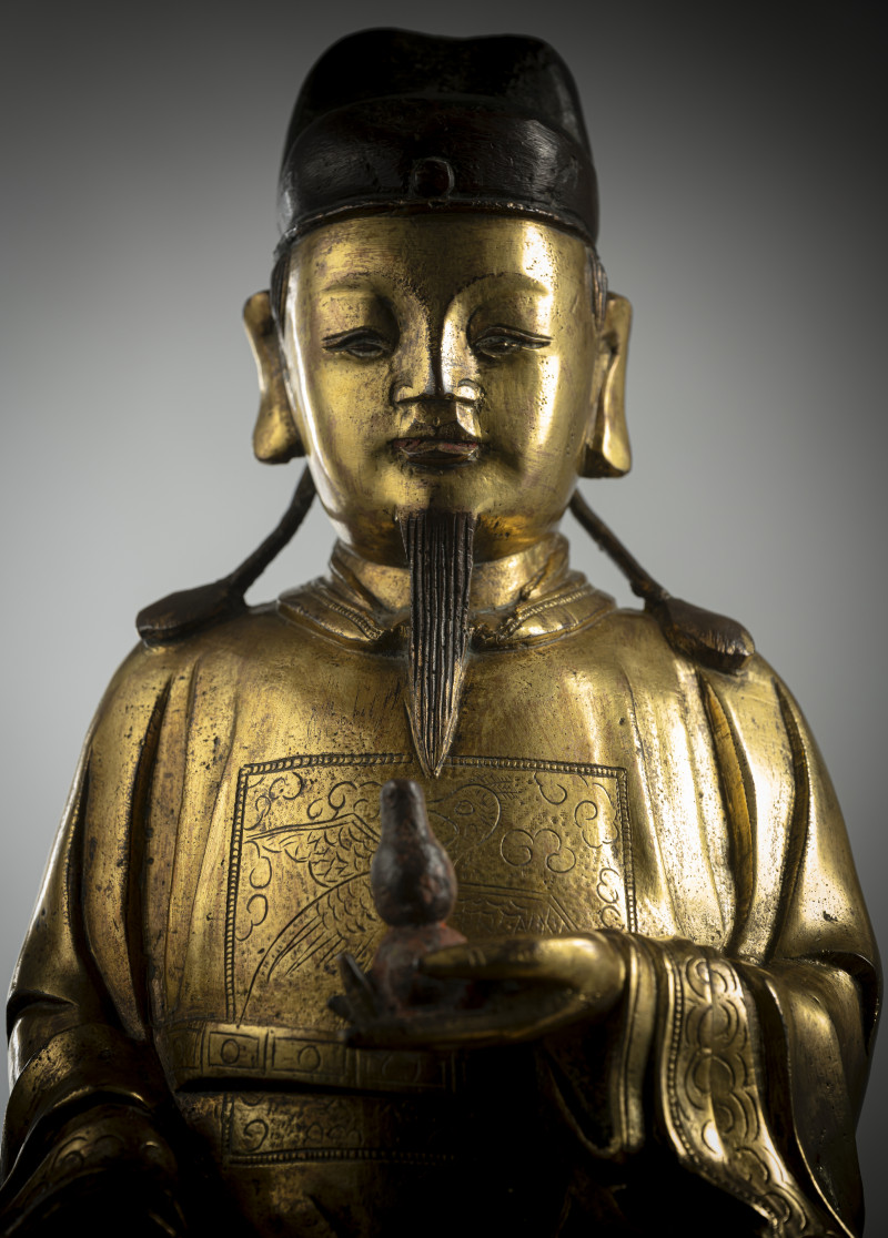 A GILT-BRONZE FIGURE OF A DIGNITARY - 图3