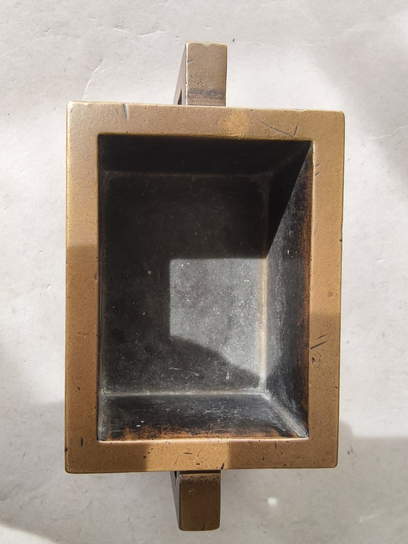 A rectangular twin-handled bronze censer with fitted bronze stand - 图17