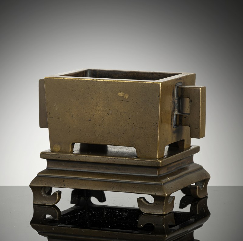 A rectangular twin-handled bronze censer with fitted bronze stand - 图2