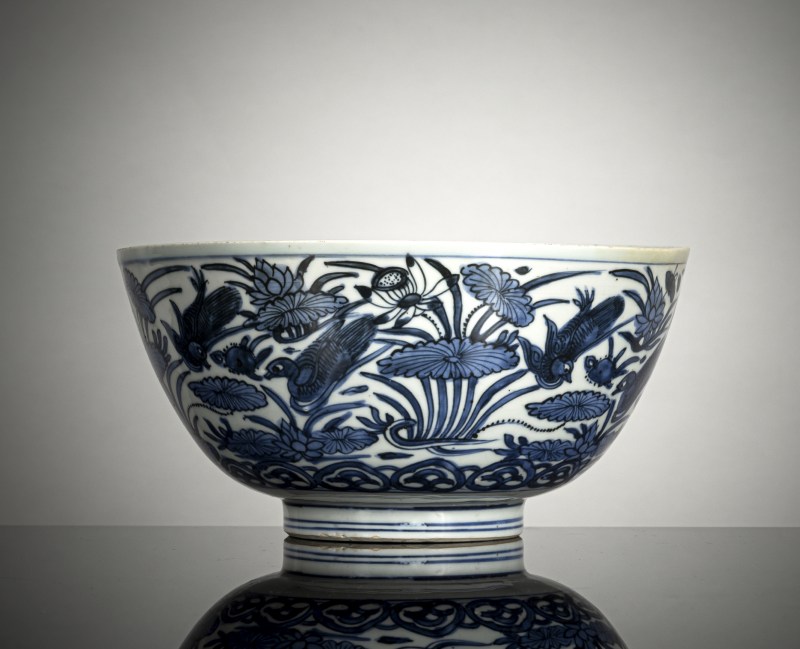 A fine decorated porcelain bowl with ducks in a lotus pond in strong underglaze blue - 图2