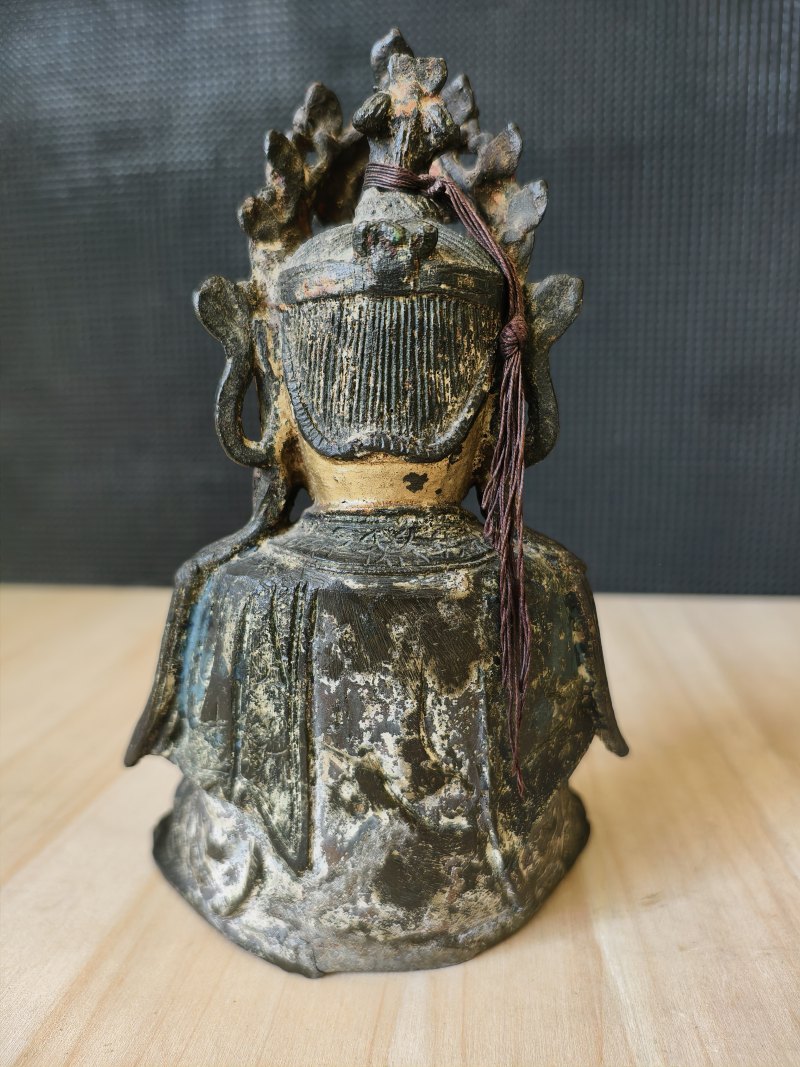 A part-gilt bronze of seated Guanyin - 图10