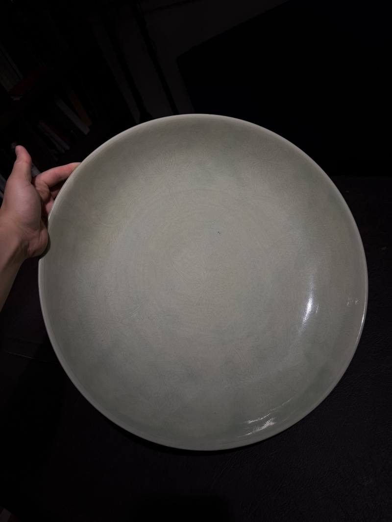 清康熙 冬青釉暗刻缠枝莲纹大盘 - 图4