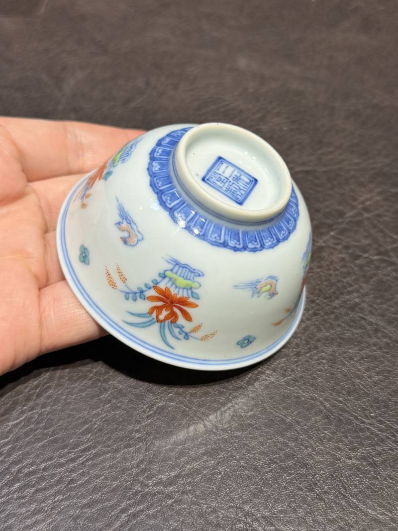 清中期 “三和堂制”款斗彩莲池鸳鸯纹茶圆一对 - 图19
