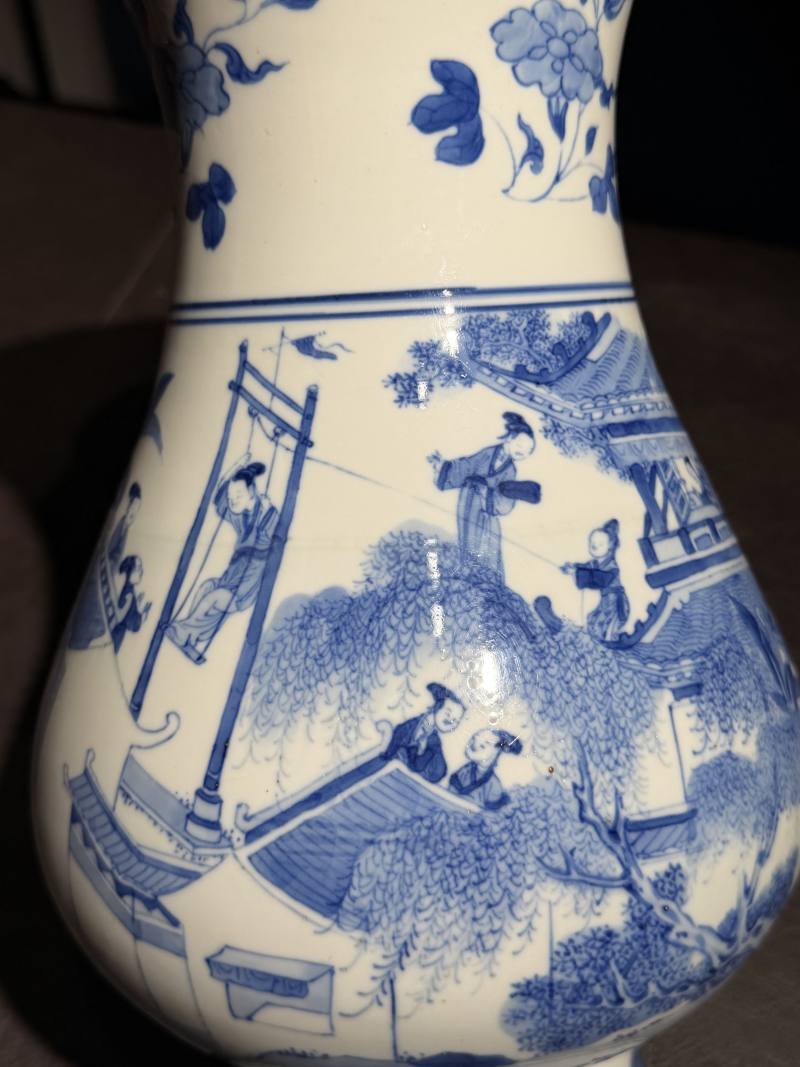 清康熙 青花庭院“杨柳荡千”图琵琶尊 - 图12
