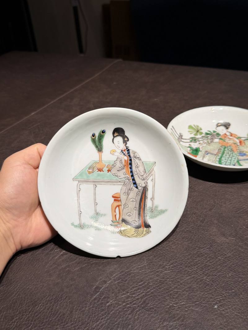 清康熙 五彩庭院仕女图盘一对 - 图3