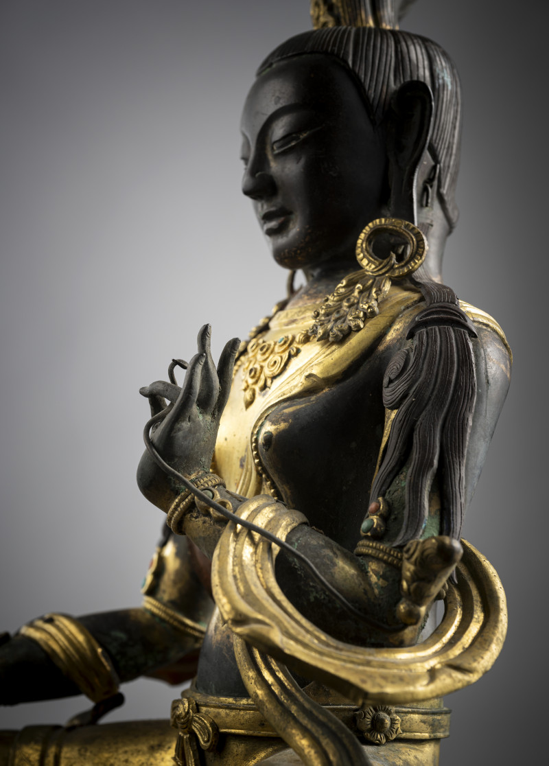 A PARCEL-GILT EMBOSSED COPPER FIGURE OF SYAMATARA - 图4