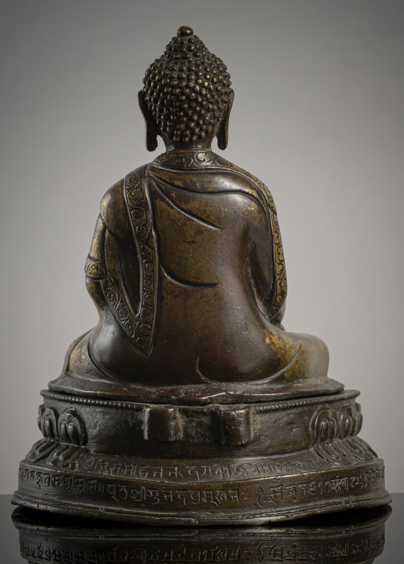 A GILT-COPPER FIGURE OF BUDDHA SHAKYAMUNI - 图2