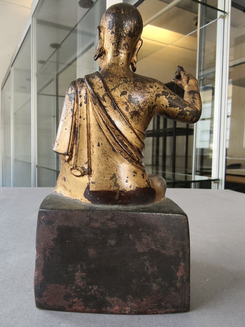 A gilt- and red-lacquered bronze figure of a luohan - 图10