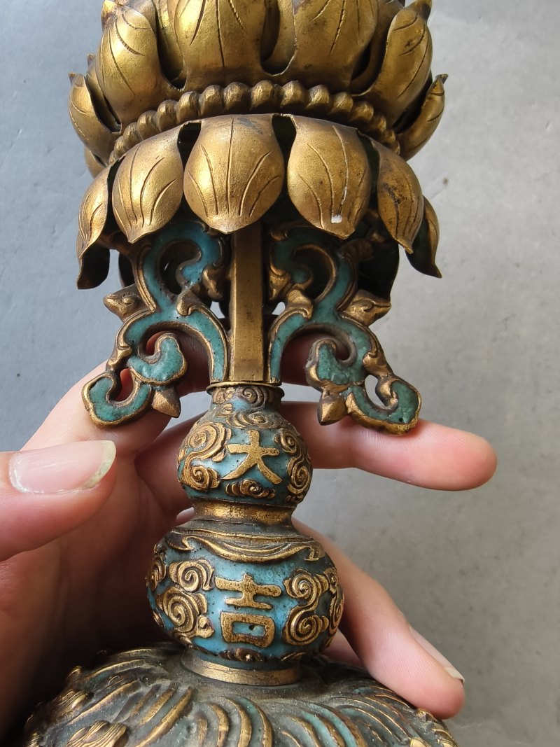 A Buddhist altar emblem made of fire-gilt copper with enamel decoration and lotus for incense sticks - 图17