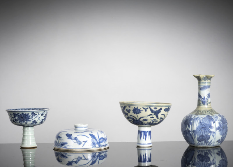 Two stemcups, a kendi and a lcover made of porcelain with underglaze blue decoration - 图3