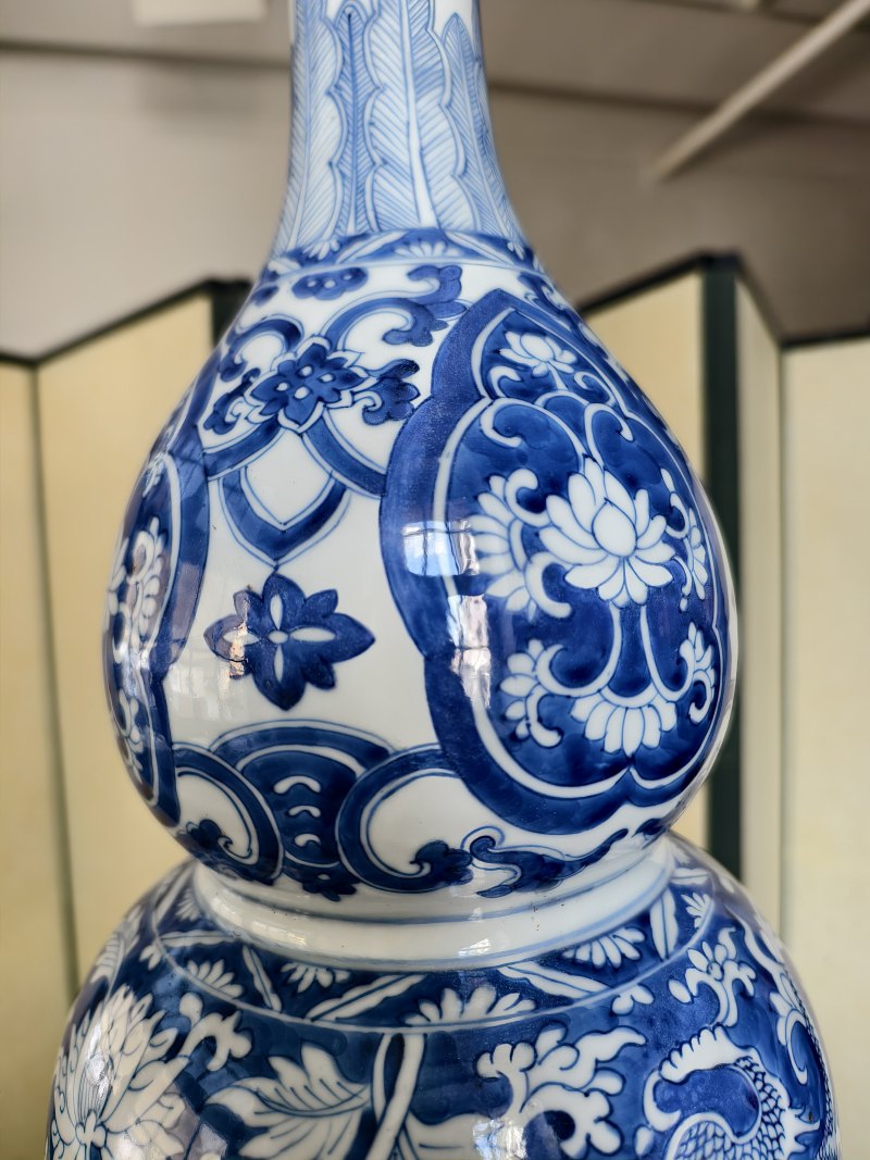 A large and rare 'triple gourd' porcelain vase with underglaze blue dragon decoration - 图25