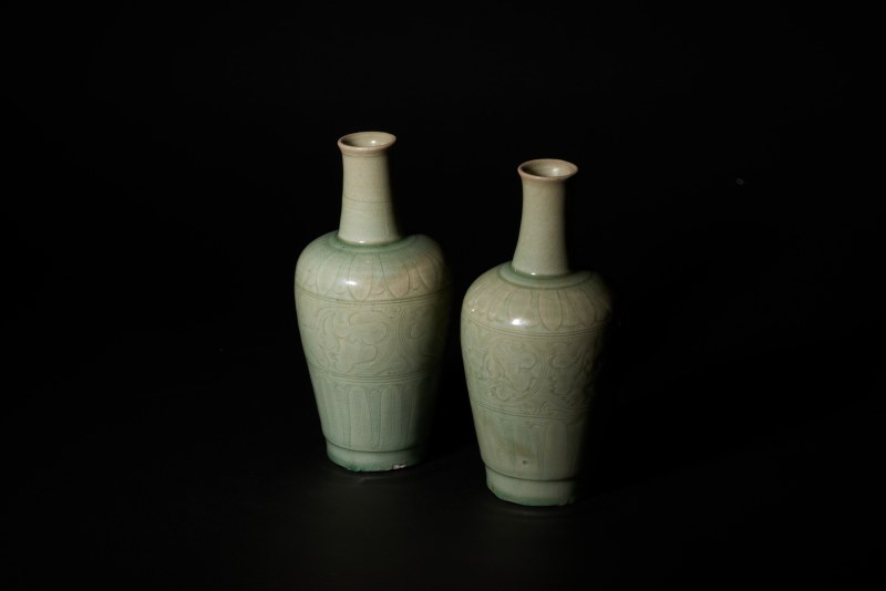 明代 龙泉窑青釉刻划缠枝花卉莲纹瓶一对 - 图10