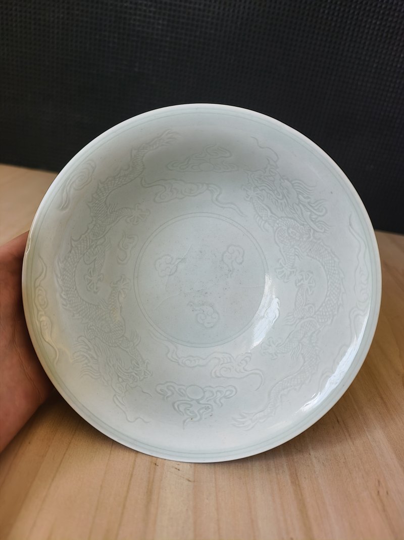 A copper-red glazed porcelain 'stemcup' with anhua decoration of dragons inside - 图13