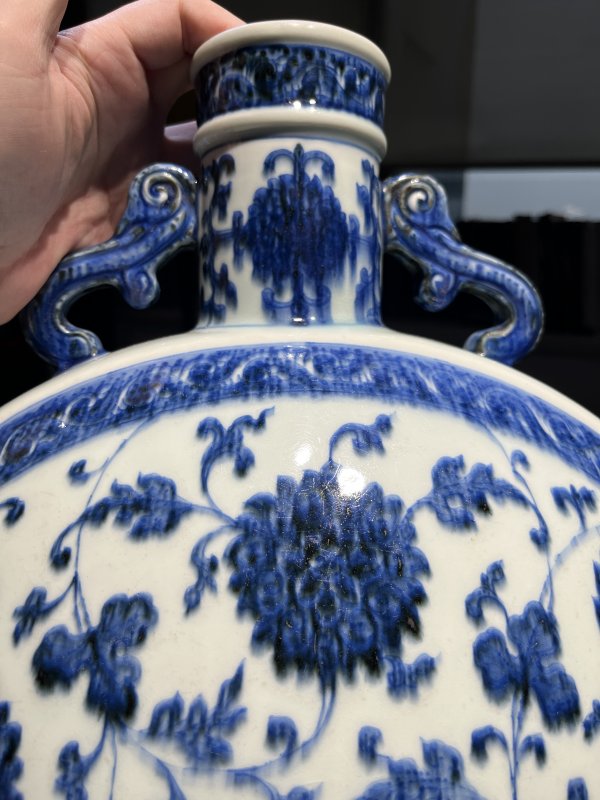 清乾隆 青花缠枝莲纹螭耳抱月瓶 - 图14