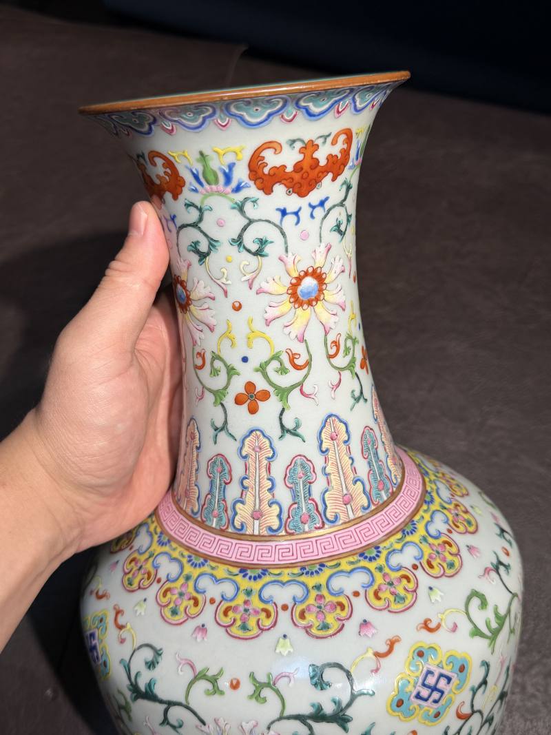 清乾隆 洋彩缠枝花卉纹瓶 - 图10