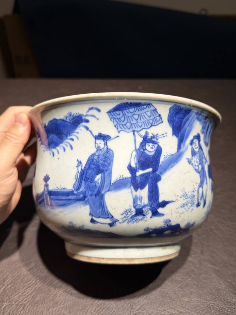明崇祯 青花“丙吉问牛”人物图钵式炉 - 图3