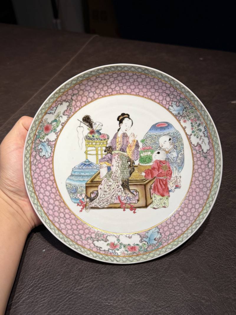 清雍正 外胭脂红内广珐琅仕女婴戏图盘 - 图3