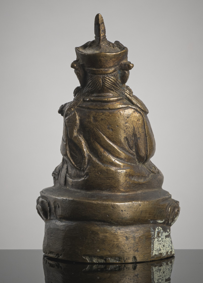 A BRONZE FIGURE OF PADMASAMBHAVA - 图2