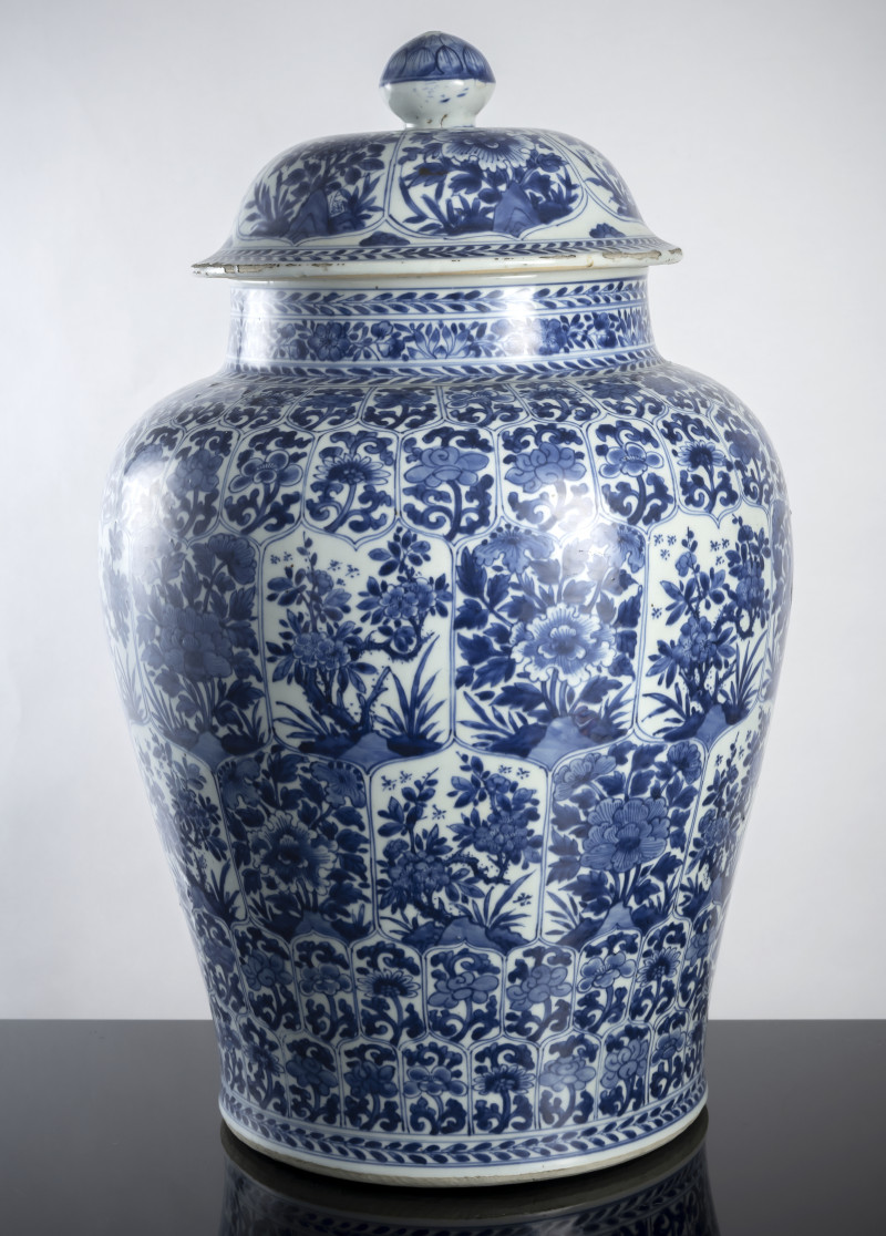 A large porcelain vase and cover decorated in underglaze blue with floral decoration in leaf-shaped reserves - 图2