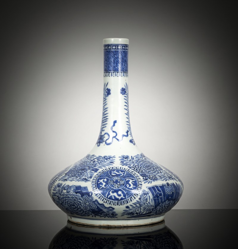 A finely decorated blue and white 'Fitzhugh' porcelain bottle vase - 图4