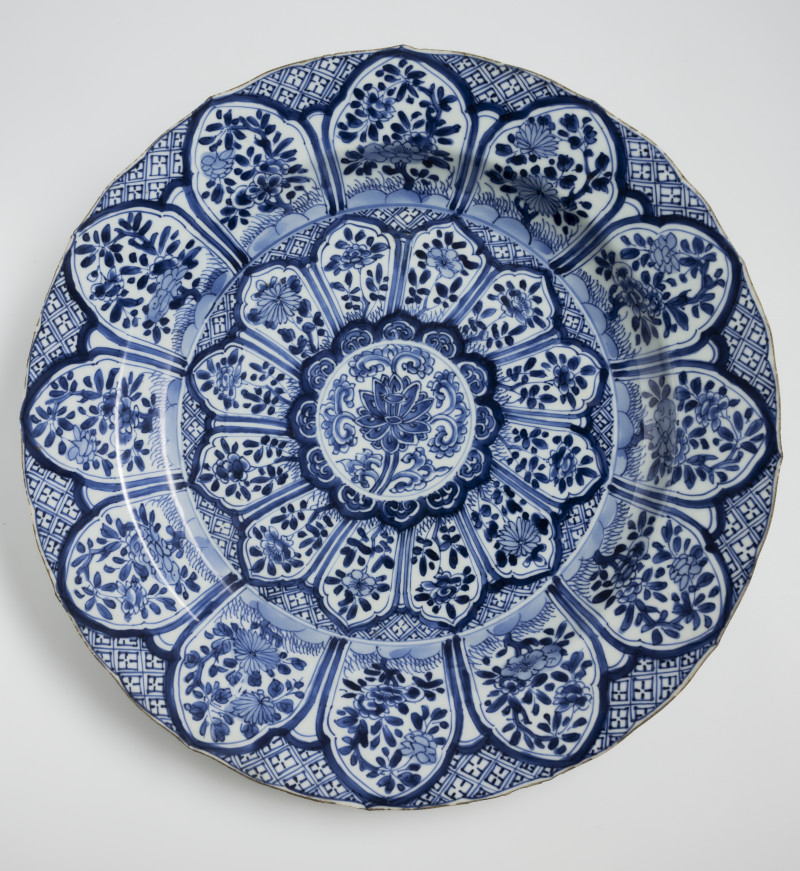 Six large porcelain round plates decorated in underglaze blue - 图6