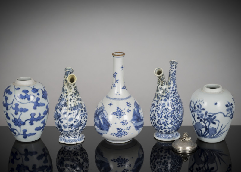 Two jars, a vase and two porcelain vinegar/oil vessels, all with underglaze blue decoration - 图3