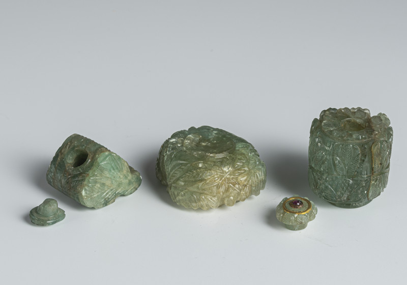 Two carved boxes and covers and a bowl made from emerald matrix - 图3