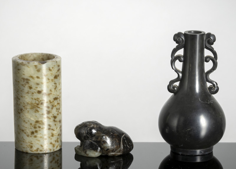 A black stone vase, a cylindrical jade cup and a jade carving of a mythical creature - 图2