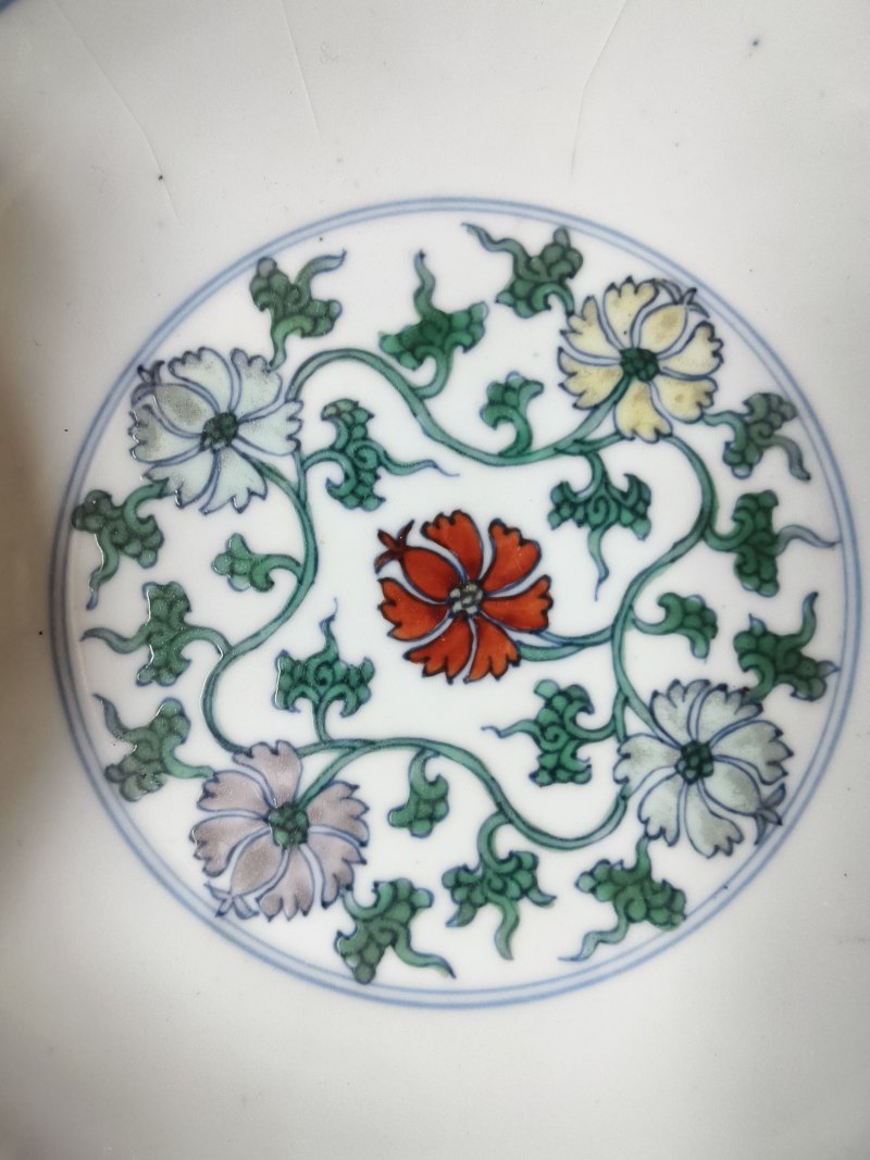 A pair of fine 'Doucai' saucers with floral decoration - 图7