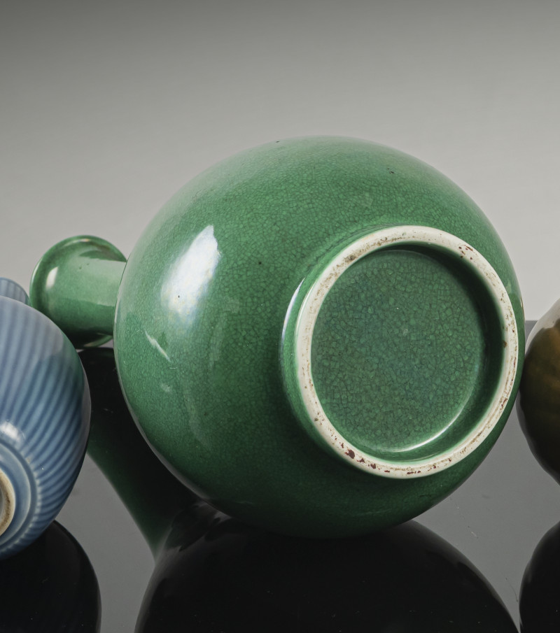 A finely crazed emerald-green glazed porcelain bottle vase with slightly everted mouth - 图3