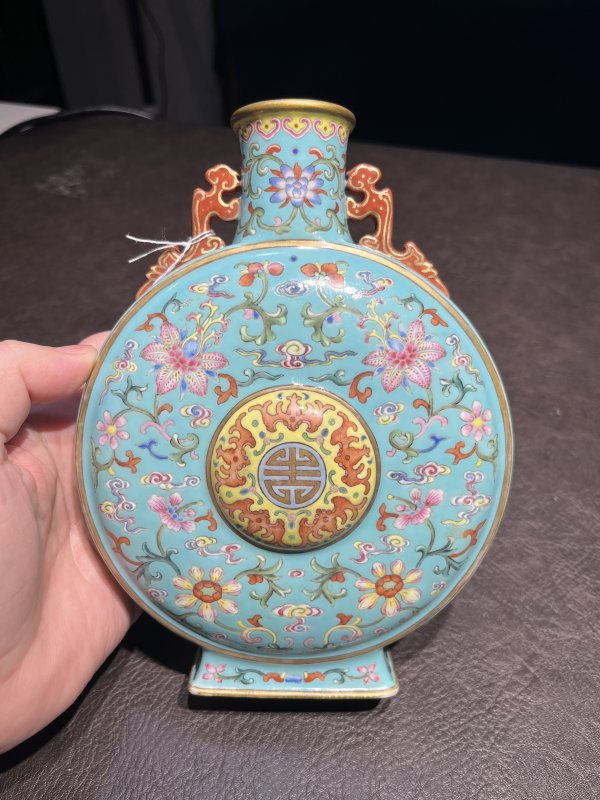清乾隆 松绿地洋彩瑞莲纹抱月瓶 - 图24