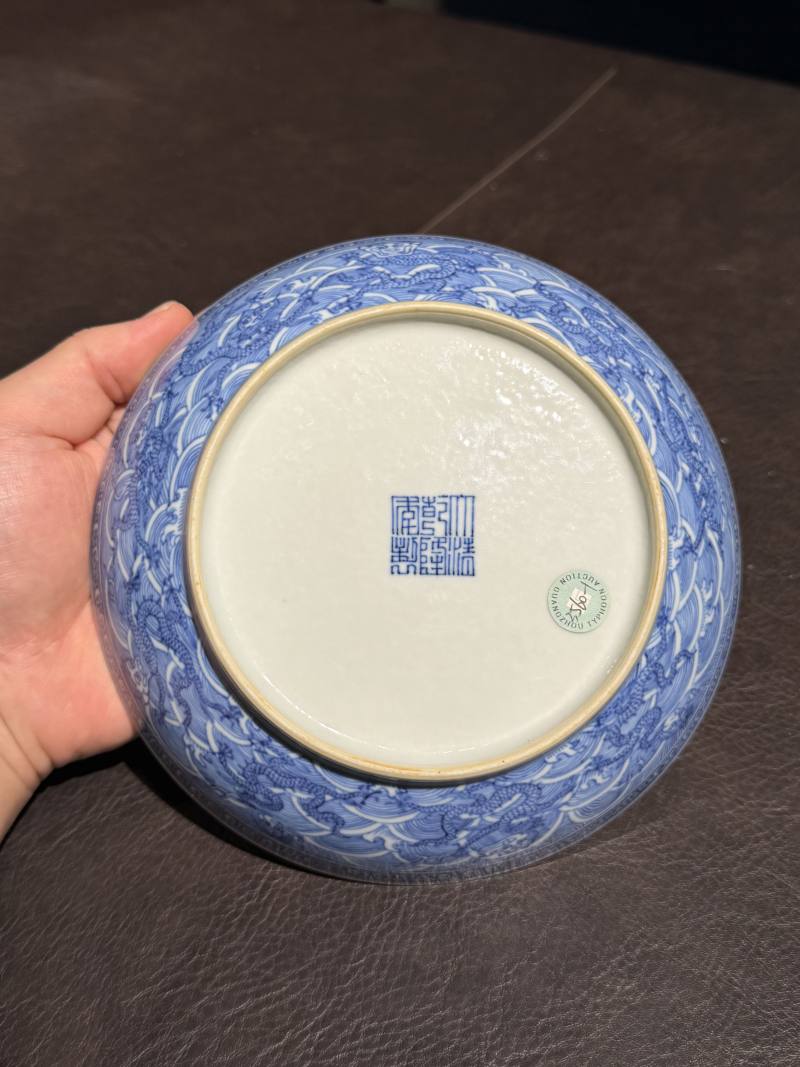 清乾隆 青花海水九龙纹盘 - 图14