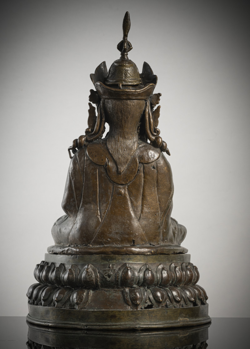 A BRONZE FIGURE OF PADMASAMBHAVA - 图2