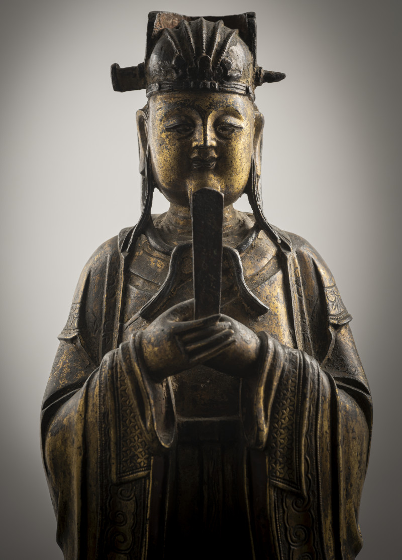 A gilt-bronze of Tianguan on a pedestal, holding a sceptre - 图5